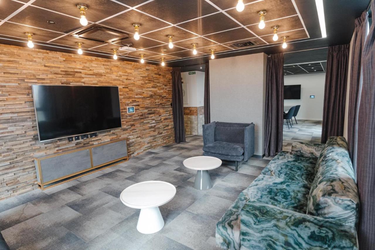 Chapter Ealing: Studio Apartments with Tube Station Access London Exterior photo